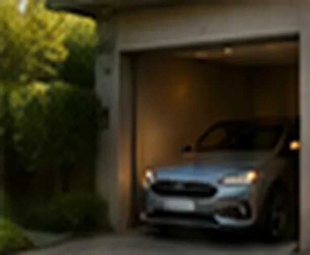 Carro chegando a uma garagem residencial