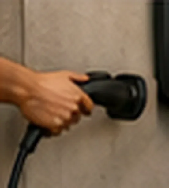 Mão conectando o cabo ao Wallbox